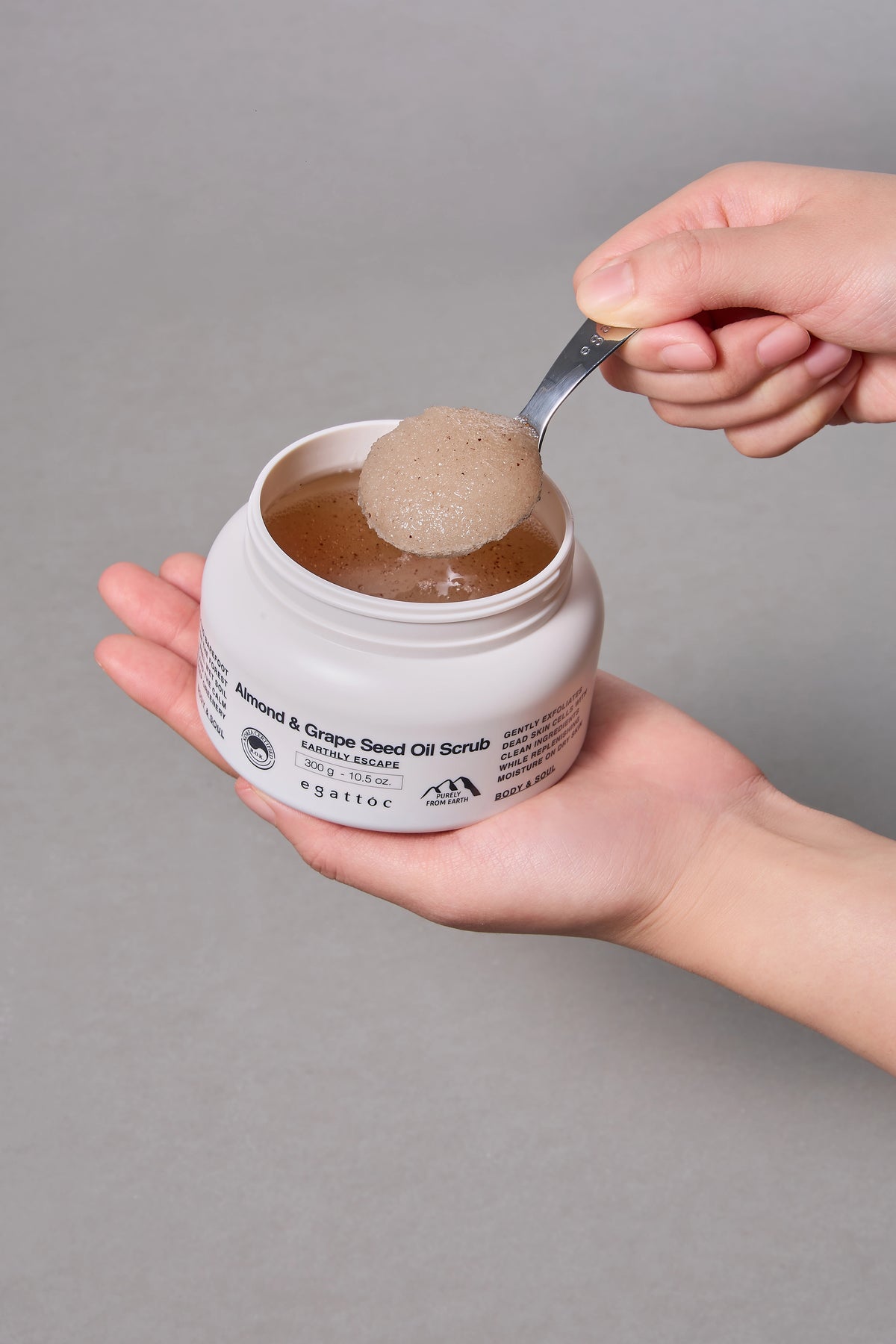 EGATTOC Almond & Grape Seed Oil Scrub (EARTHLY ESCAPE) 300g